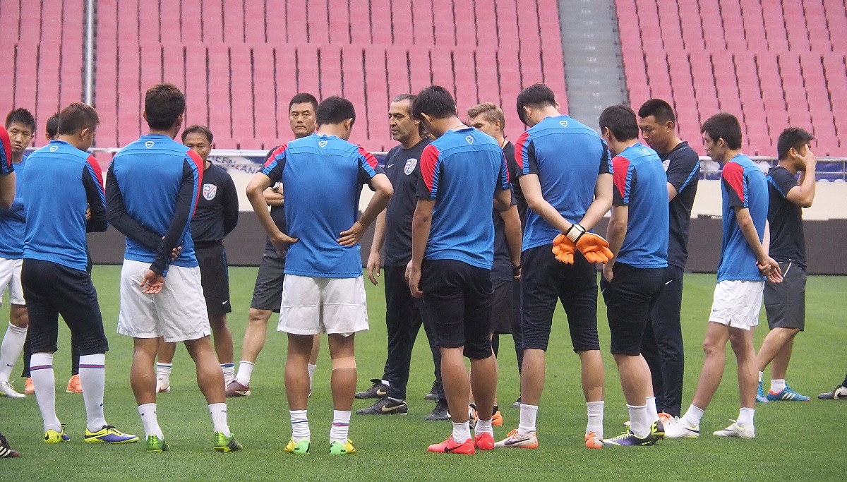 内援球员表现抢眼，为球队获取胜利贡献巨大