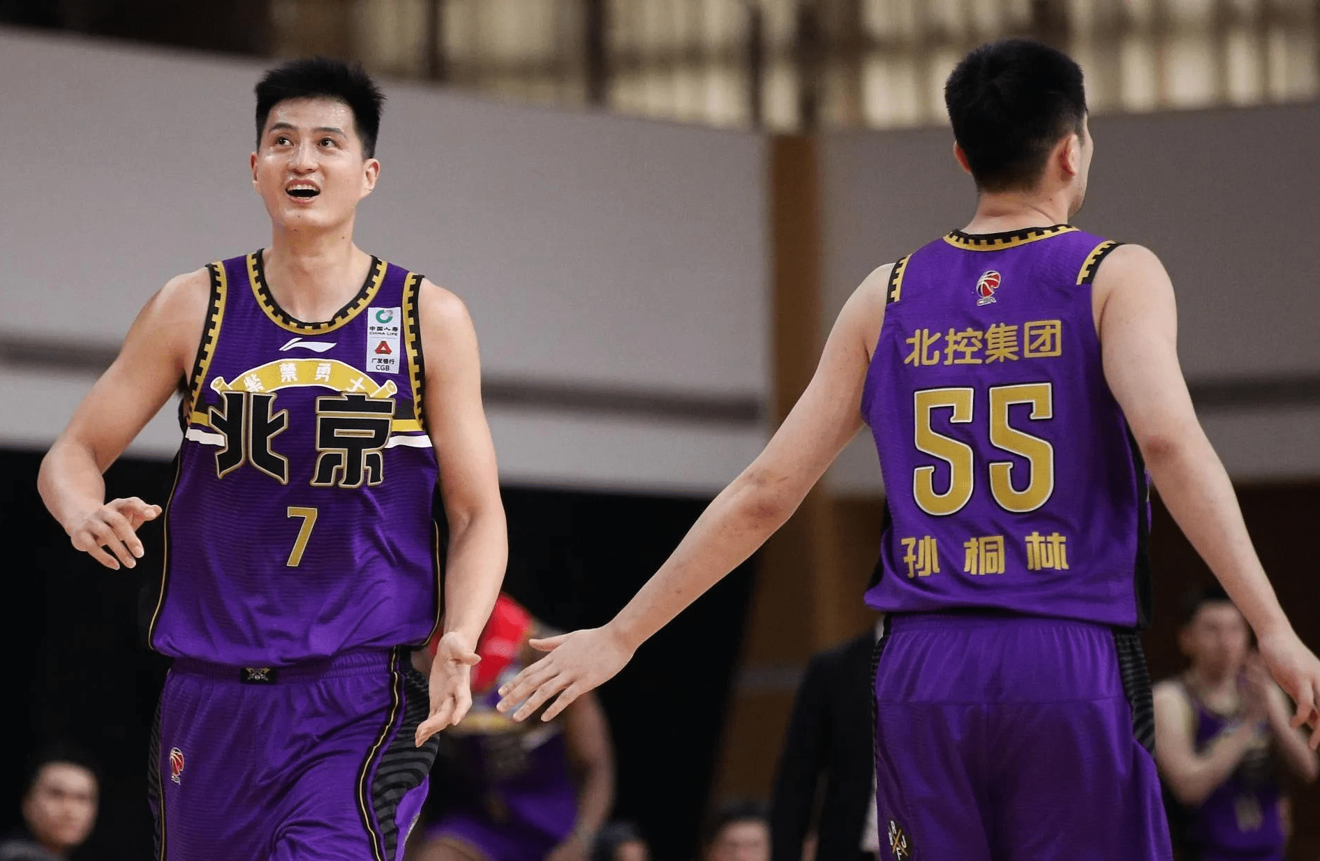 国王险胜三连败，冲击季后赛关键表现点燃全场！